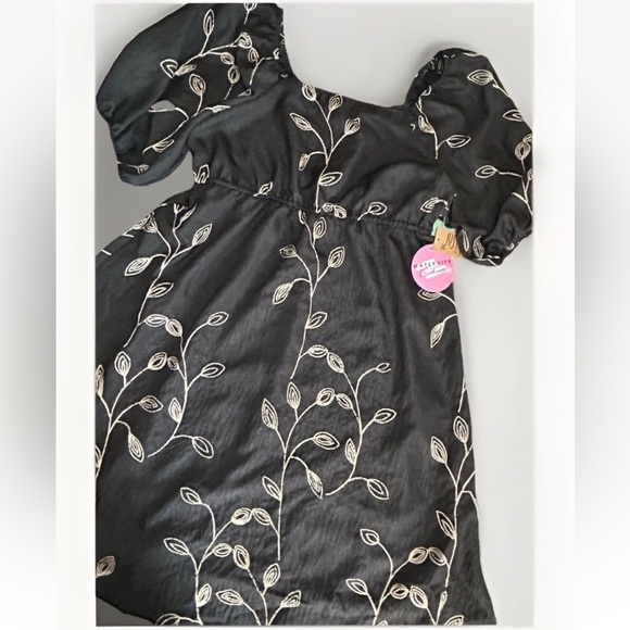 Just Found Women’s Dress Black w/Stitched Leaf Design M *READ - Picture 2 of 9